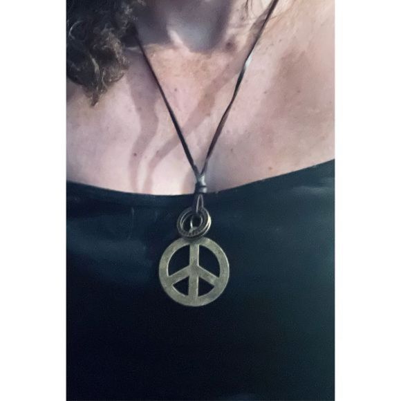 Cute boho PEACE SIGN NECKLACE - Picture 1 of 5